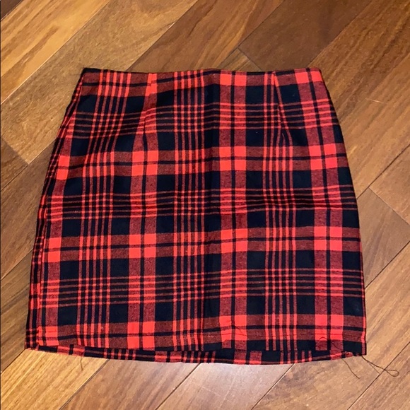 Black and red plaid skirt - Picture 1 of 2
